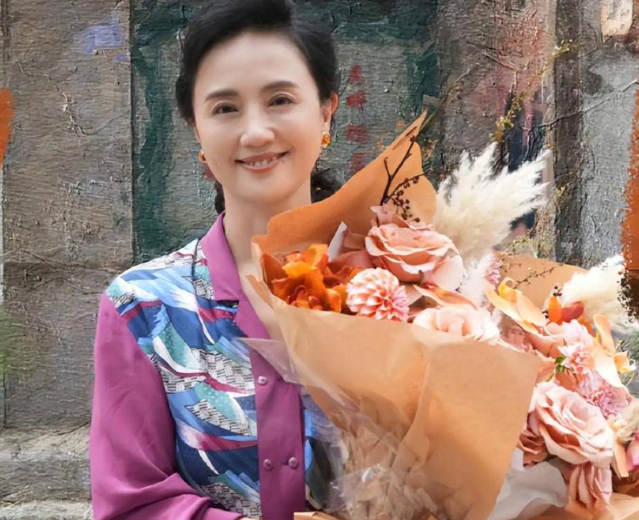 原创            同样失去挚爱，辛柏青接岳父母同住，具俊晔守着墓碑，高低立见！