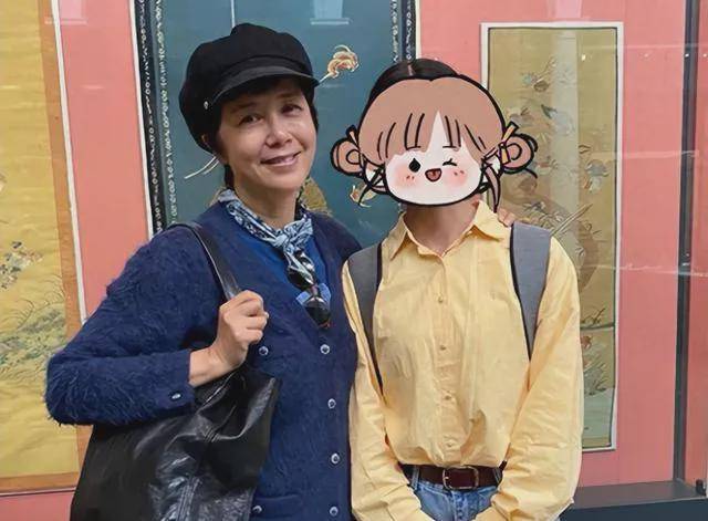 国内挣钱国外花，60岁蒋雯丽被曝已定居英国，状态大变样