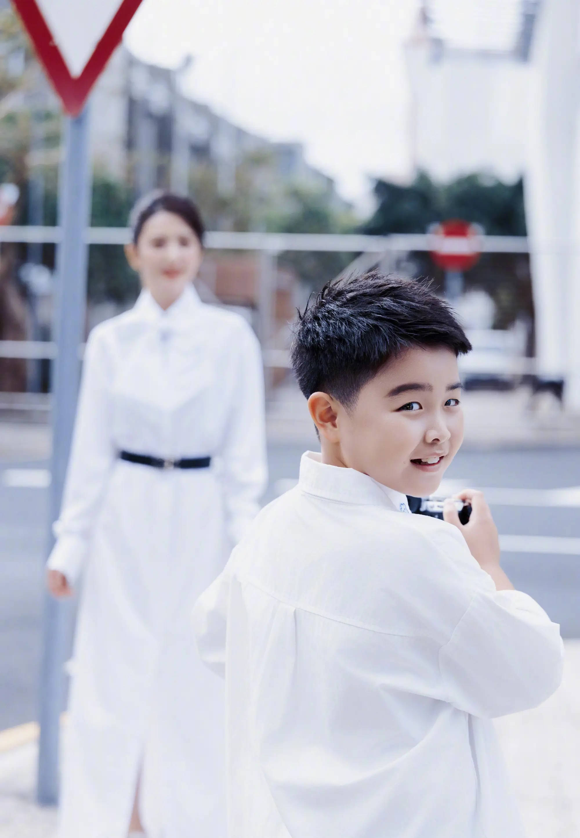 佟丽娅晒与儿子朵朵合照！母子俩同台表演好有爱