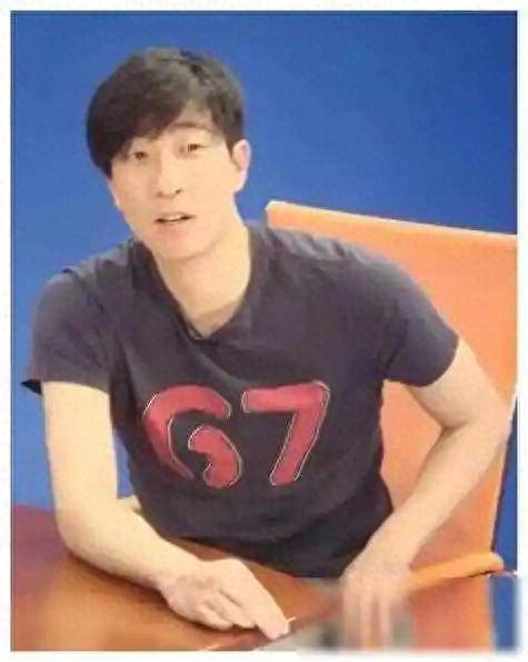 原创            王千源带女儿韩国度假，打扮年轻跟大妈跳广场舞，长得凶但人特逗