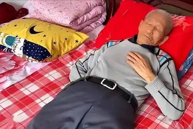 晚上十点前睡觉不对？医生苦劝：过了60岁，睡觉要最好做到这4点