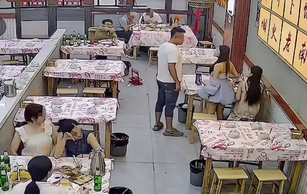 两女生吃夜宵遭陌生男子“摸头”，要求道歉反遭其同伴辱骂；南昌警方：在调查处理
