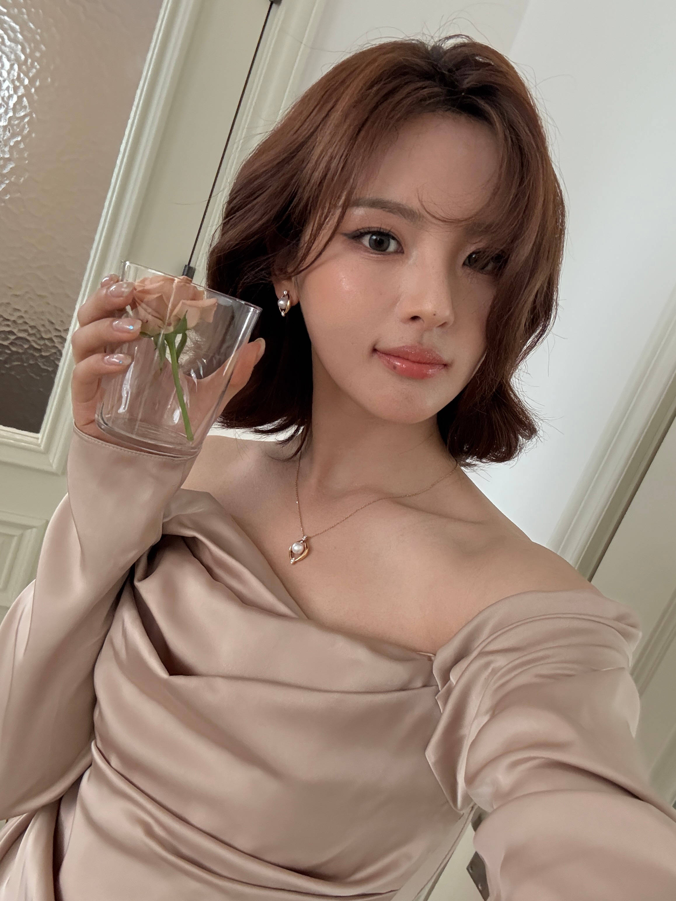 杨超越穿裸色露肩裙优雅精致 留微卷短发港风满满