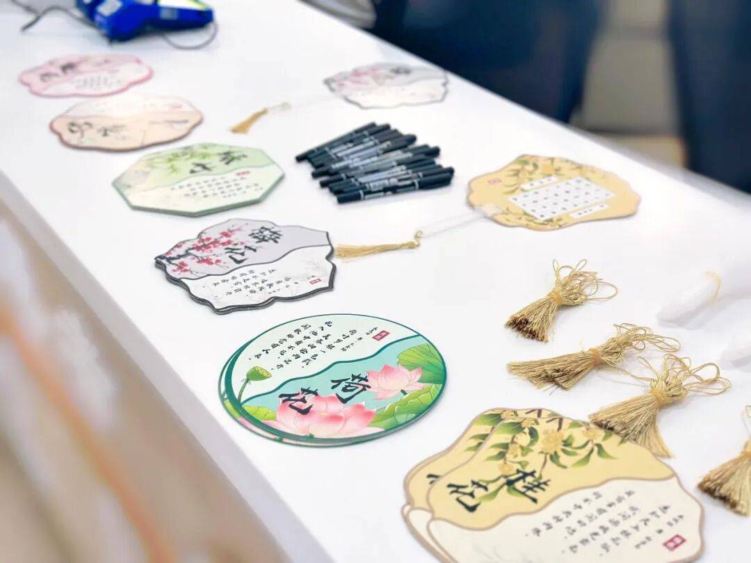 【汤医新闻】扇面藏诗意，执笔促康复！儿童康复科开展国风硬笔书法暖心活动