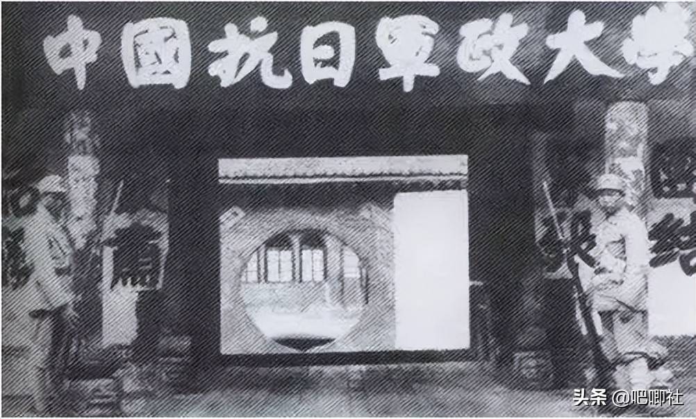 抗战时，晋察冀军区将领合影，他总是居中，书法成就高，自成一体