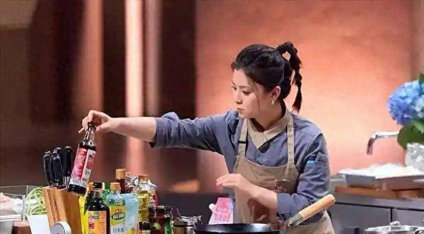 《一饭封神》用嫩肉粉的主厨，已“社会性死亡”，谢霆锋受牵连