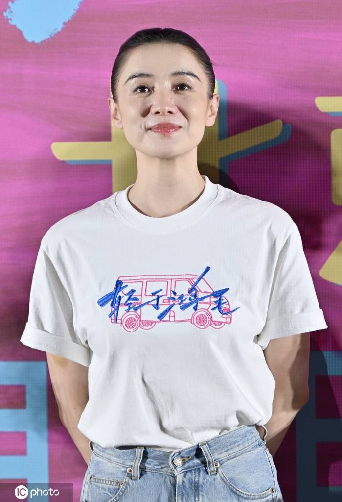 宋佳亮相《轻于鸿毛》首映 各明星助阵