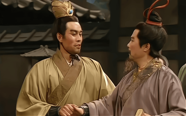 原创            三国时期，刘备为什么要提醒曹操杀掉吕布？原因很简单