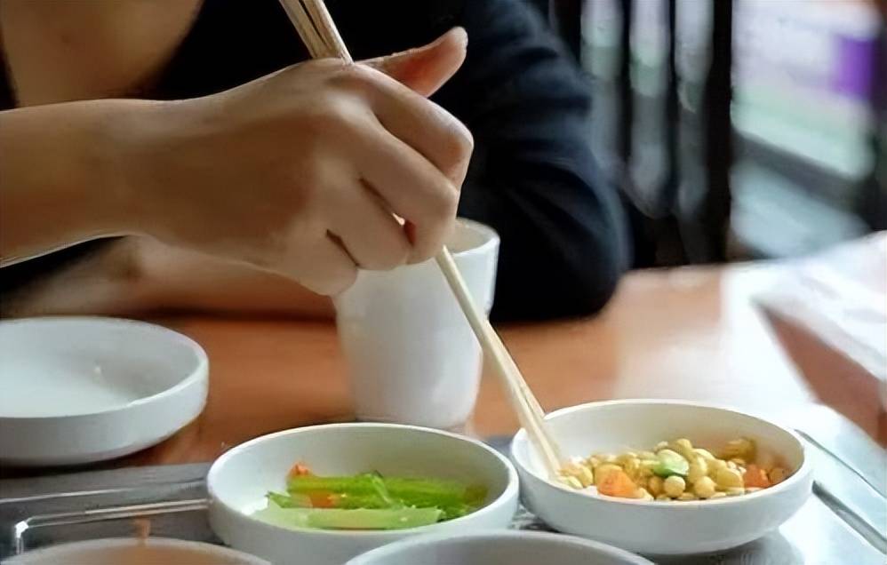 原创            一吃凉的、油腻的食物就容易腹泻、大便不成形？是身体在暗示你