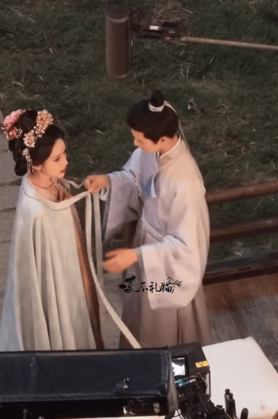 孟子义李昀锐披风路透曝光 两人眼神对视超甜