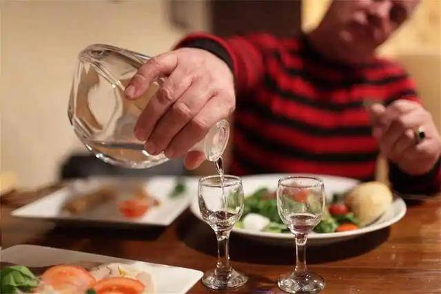 医生发现：男性若戒掉喝酒，用不了半年时间，身体或会有5个改变