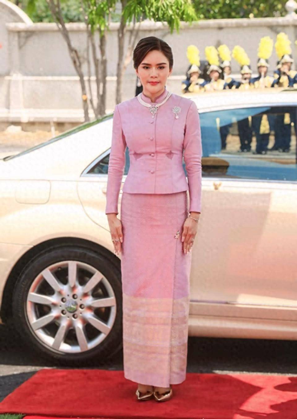 原创            苏提达真的美！一身红色泰服苗条挺拔，眼角细纹也挡不住明艳笑容