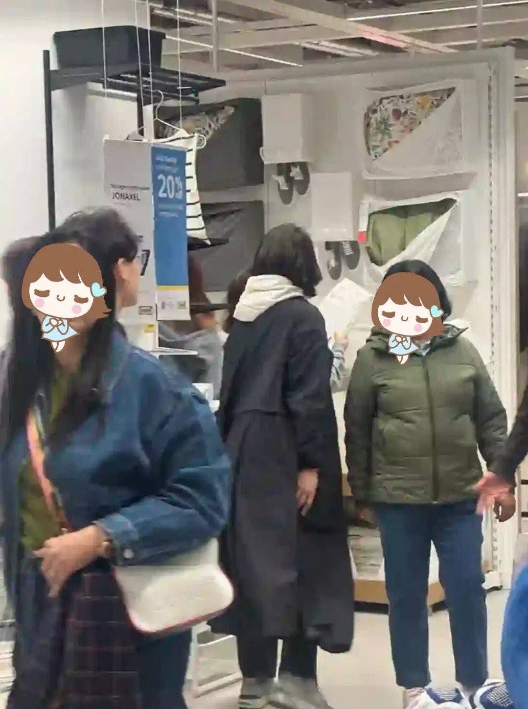 袁咏仪在英国陪儿子读大学 背影又高又瘦状态好