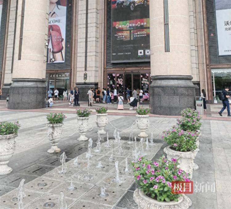 iPhone 17发售现场：商场外秒变交易市场，顾客拿新机一出门就被问“卖不卖”