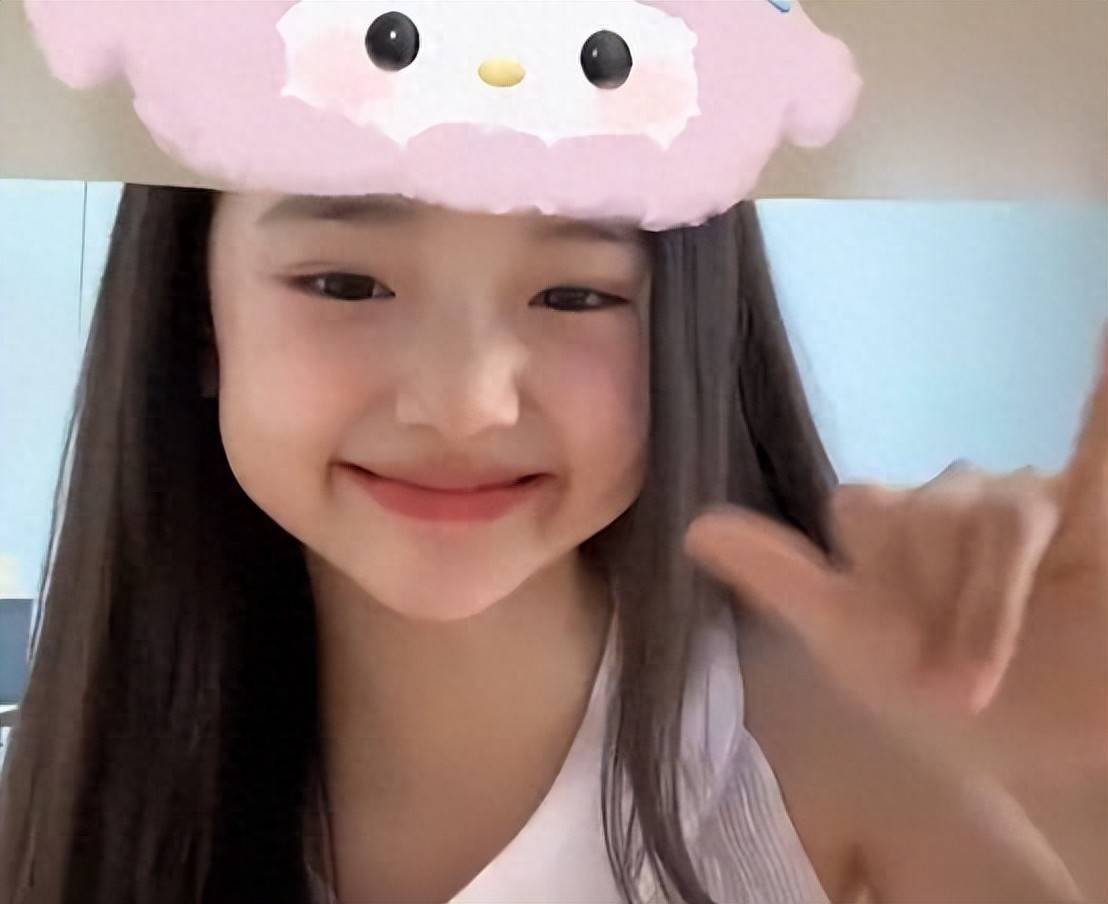 原创            朱珠女儿王珠宝4岁了！神态都和妈妈一模一样啊，基因太强大了！