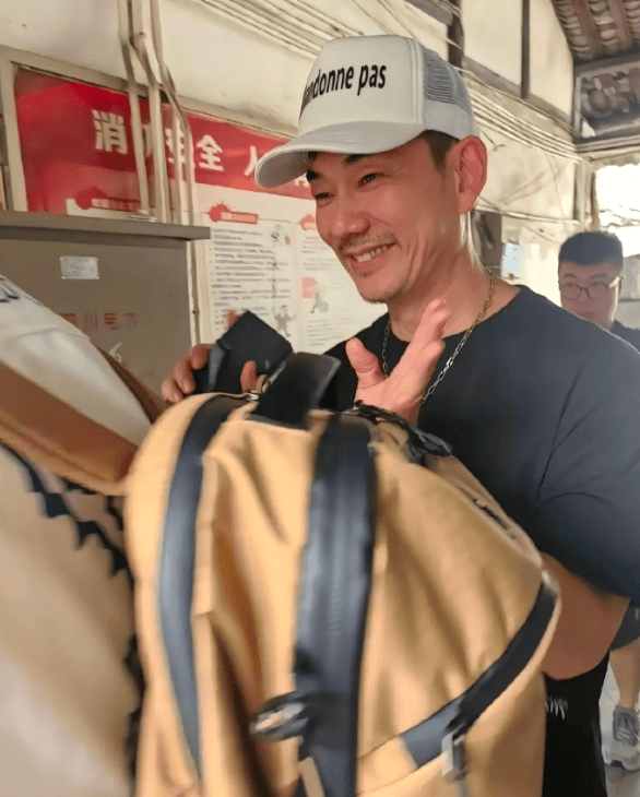 59岁任贤齐现身成都路边摊喝早茶，穿搭一言难尽，皮肉松弛显苍老！