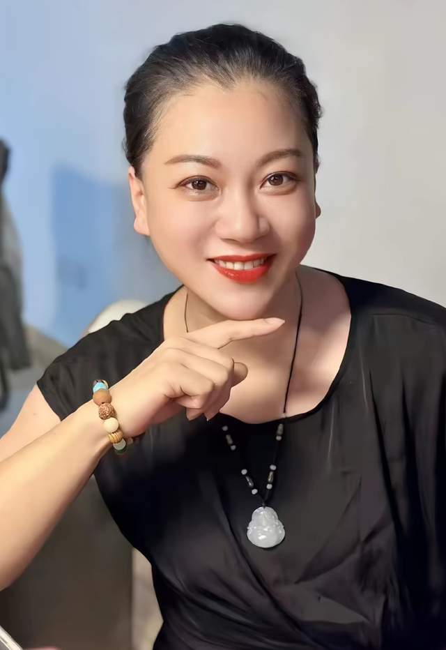 原创            49岁孟再平追悼会！多辆迈巴赫送行，儿子背草鞋，曾打百万抗癌针