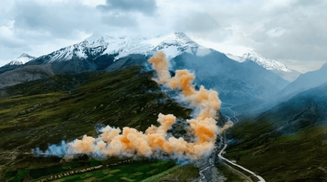 知名品牌联手艺术家，在喜马拉雅山脉放烟花，引发巨大争议！相关视频已被删