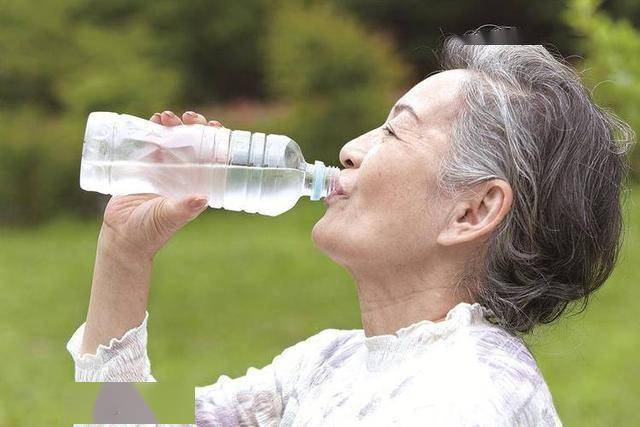 医生提醒：多喝水的高尿酸患者，用不了多长时间，身体或有5变化