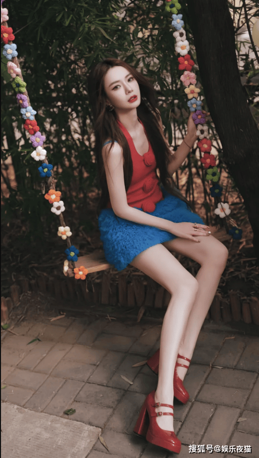 戚薇这多巴胺穿搭也太亮眼了红上衣配蓝蓬蓬裙又美又吸睛