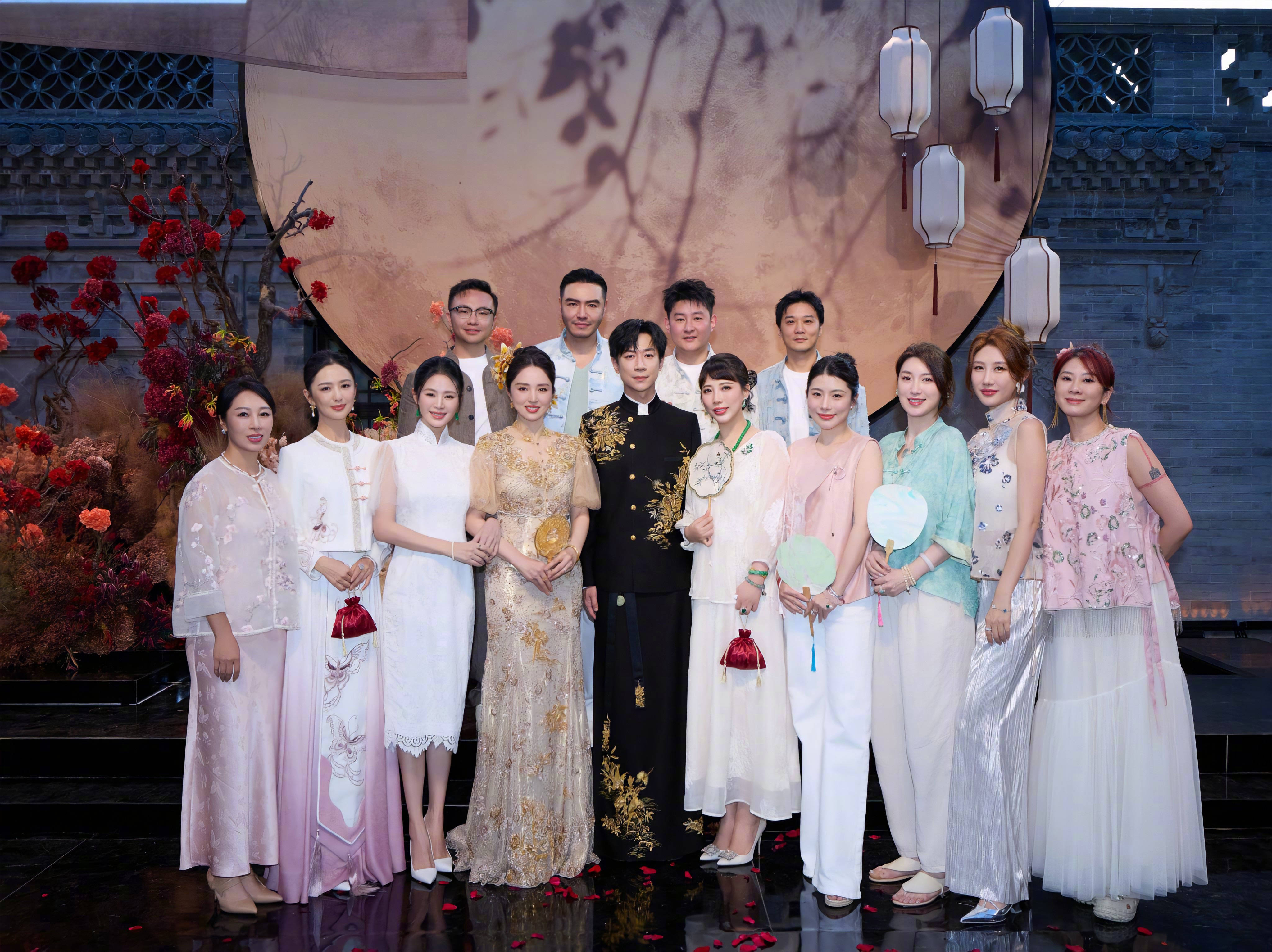 关悦分享董璇婚礼现场照 紧紧相拥姐妹情深