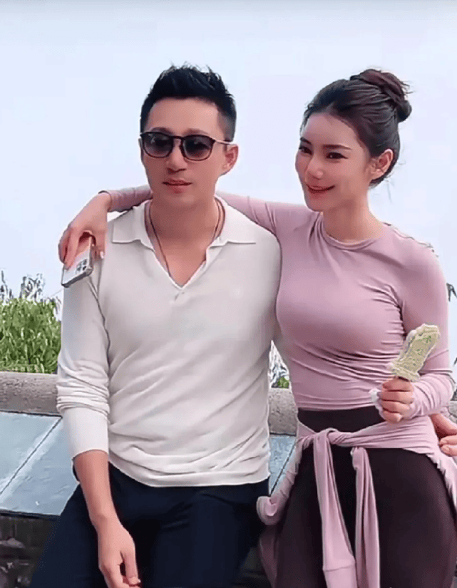 汪小菲带老婆和员工团建，马筱梅和汪小菲大口吃着玉米，松弛感满满！