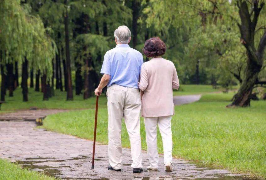 原创            医生发现：饭后久坐者，血糖控制反而优于饭后散步者？