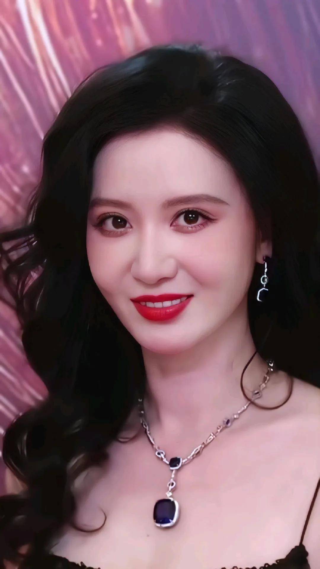 美女张萌魔鬼身材性感火辣！她写真真空上阵令人欲罢不能