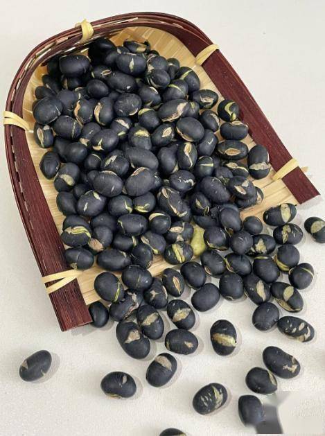 原创            黑豆养肾新秘诀，五款小食强健精力本源，香糯又安心
