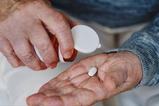 吃他汀不能碰红烧肉？医生坦言：不只红烧肉，这6物再馋也要忌嘴