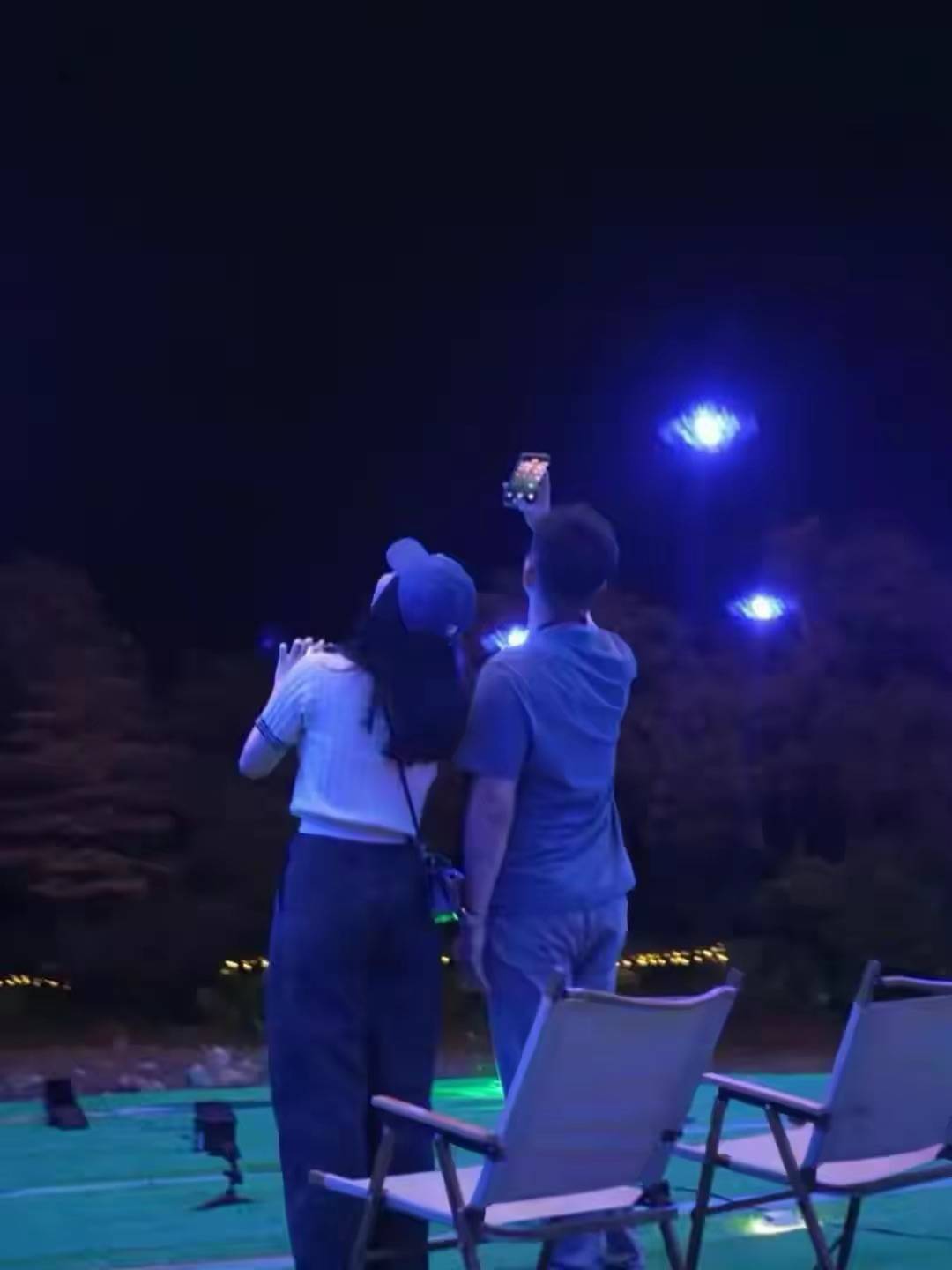 原创            杨采钰男友在游轮跑步，正脸曝光、身材结实，她搂别的男人玩很开