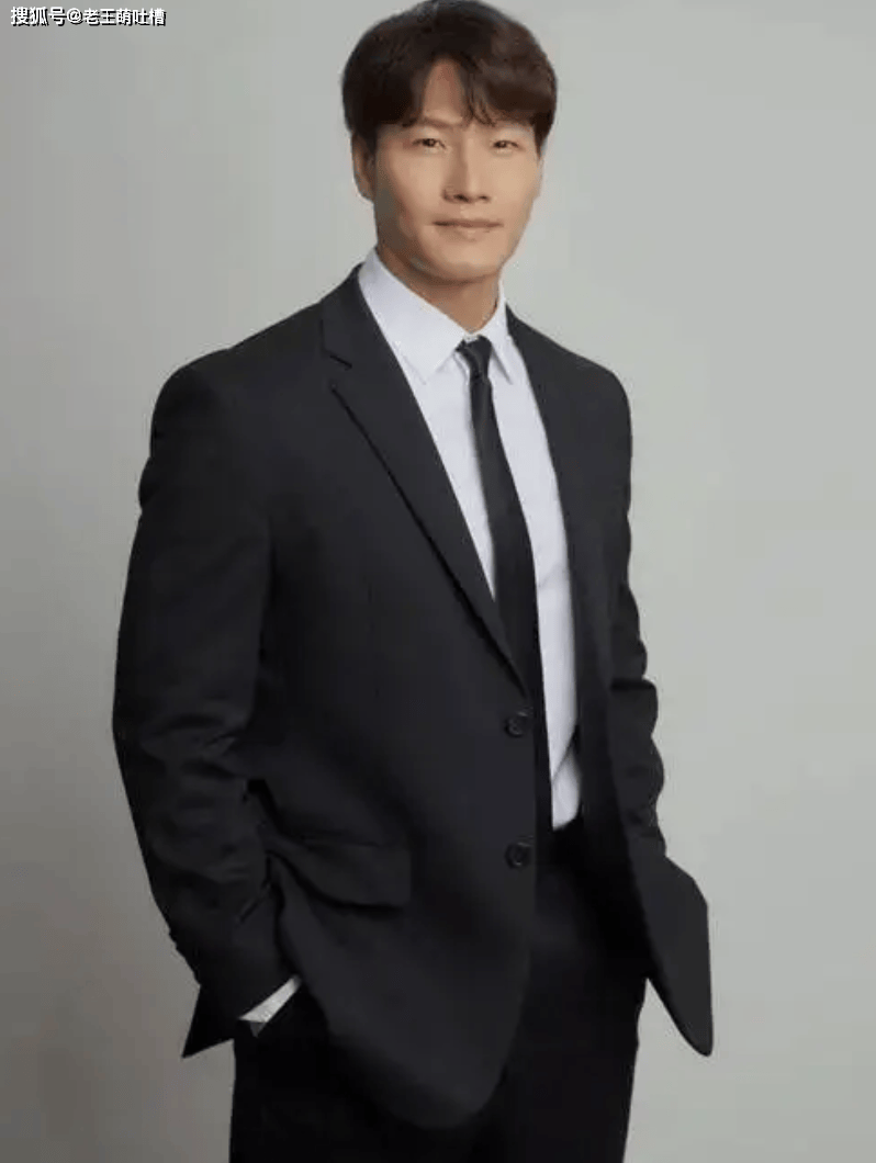 原创            49岁金钟国婚礼帅气十足，刘在石担任司仪，李光洙遗憾缺席