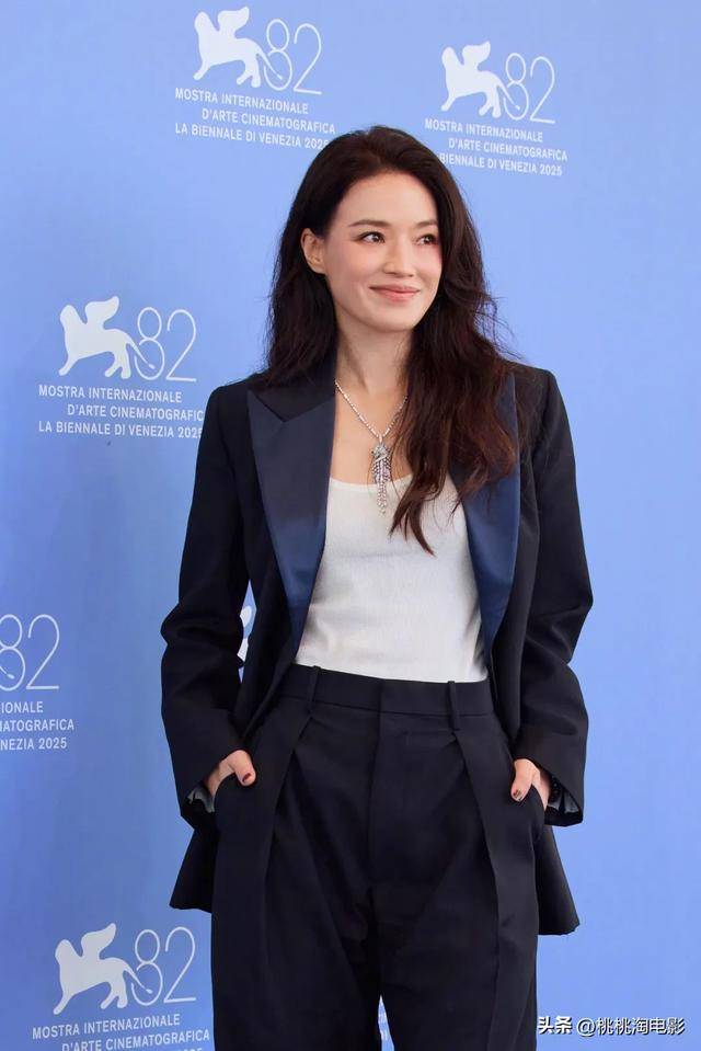 女星舒淇成《VOGUE MOMENT》首位封面人物，携导演首作亮相威尼斯