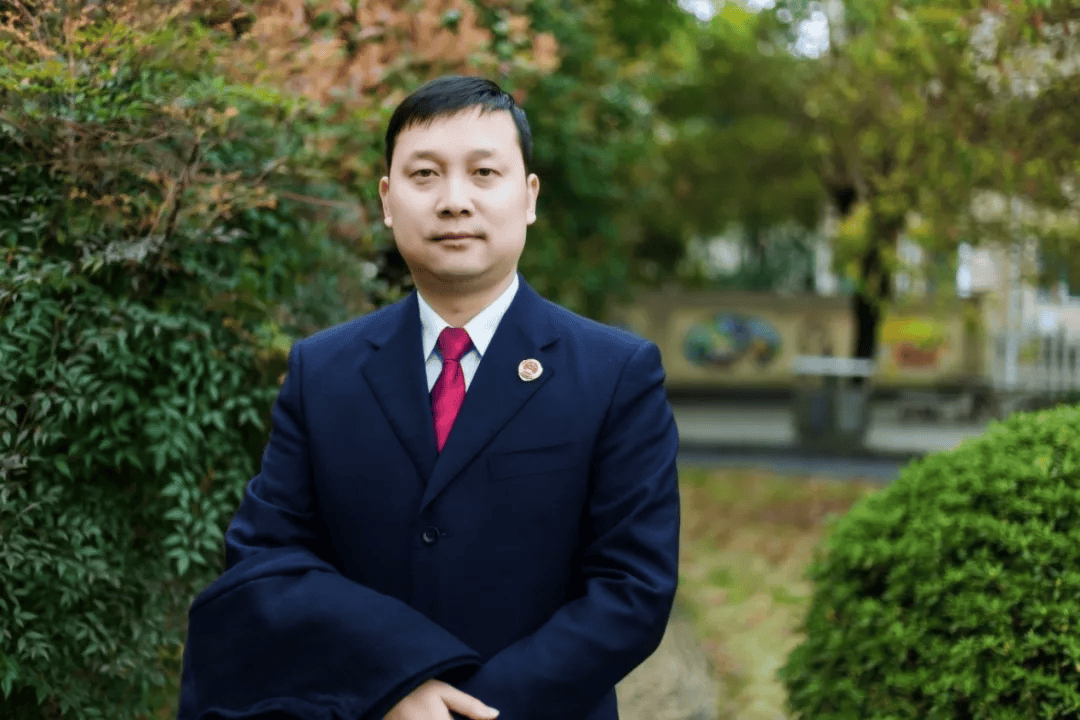 担任新职仅两个月再度履新，从艺术学院副院长转任市公安局局长