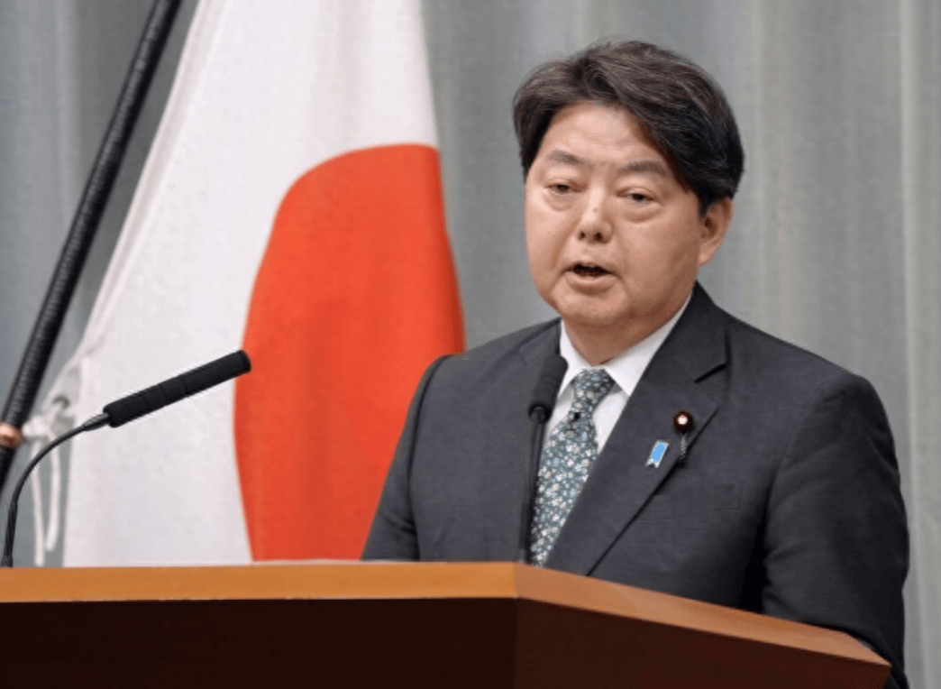 中国大驱赴钓鱼岛，日方喊话数次无果，眼睁睁看中方投下不明物体