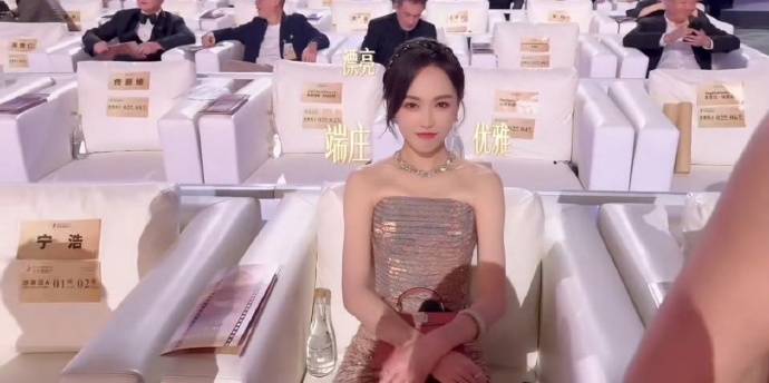 唐嫣裙子勒得动不了！哪个正常人会觉得穿衣服如上刑是美啊？