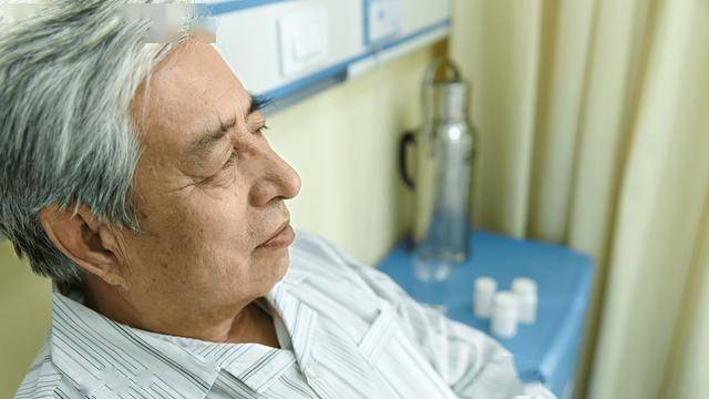 老年白塞病与四合清疡汤：这些用药注意事项要了解（非用药指导）