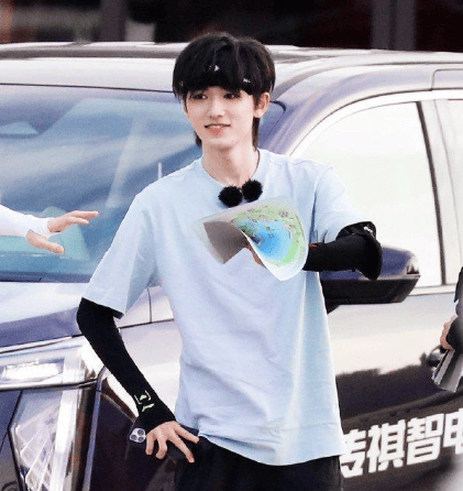 原创            宋亚轩打伞速度好令人着急