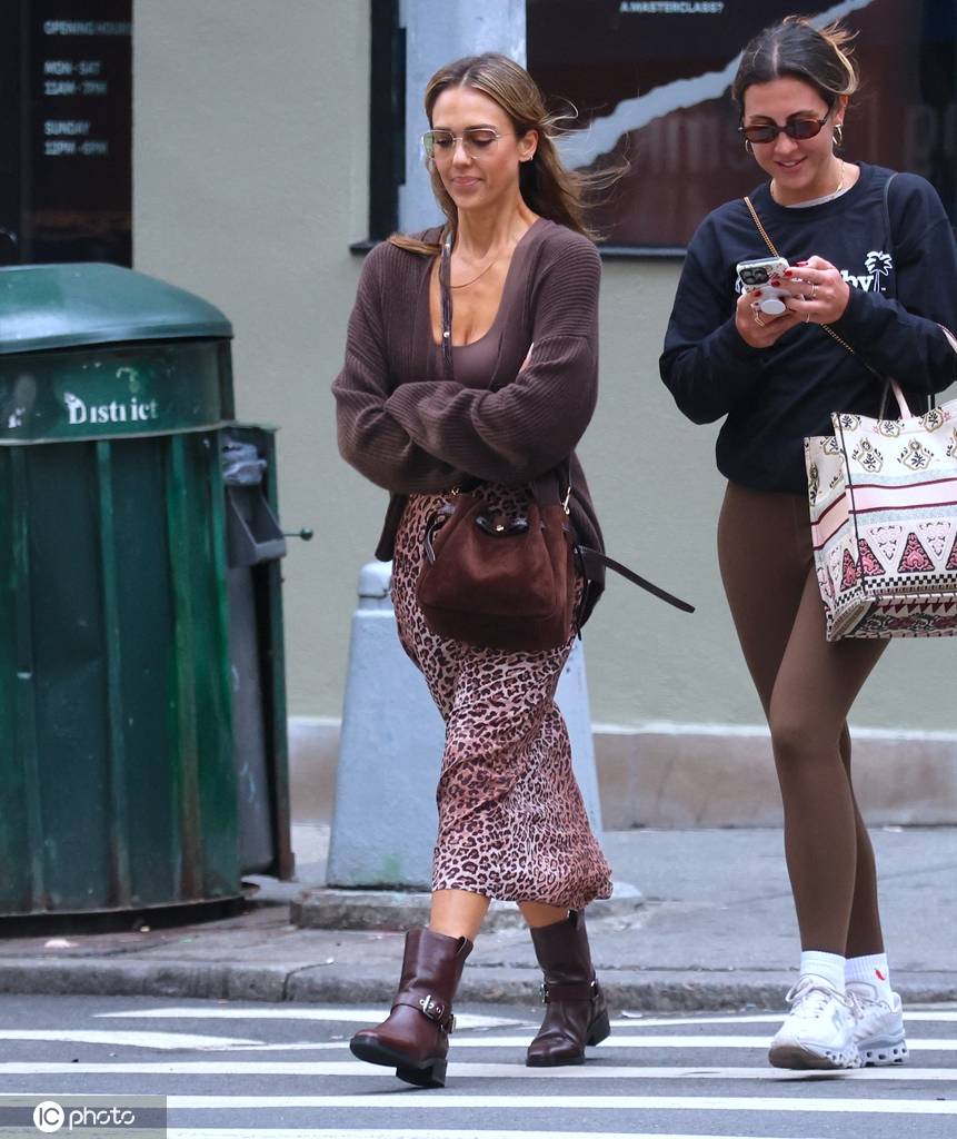 杰西卡·阿尔芭现身纽约街头 豹纹裙配针织衫时尚优雅