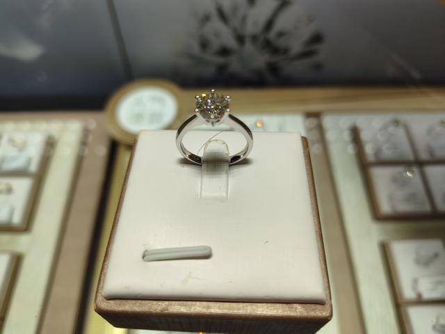 记者调查｜培育钻石价格持续低迷：三年跌超九成，与天然钻石价差拉大到近60倍