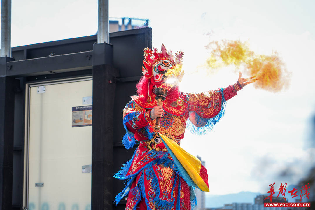 人偶共舞“变脸”惊艳非遗展 国家级非遗解锁新玩法