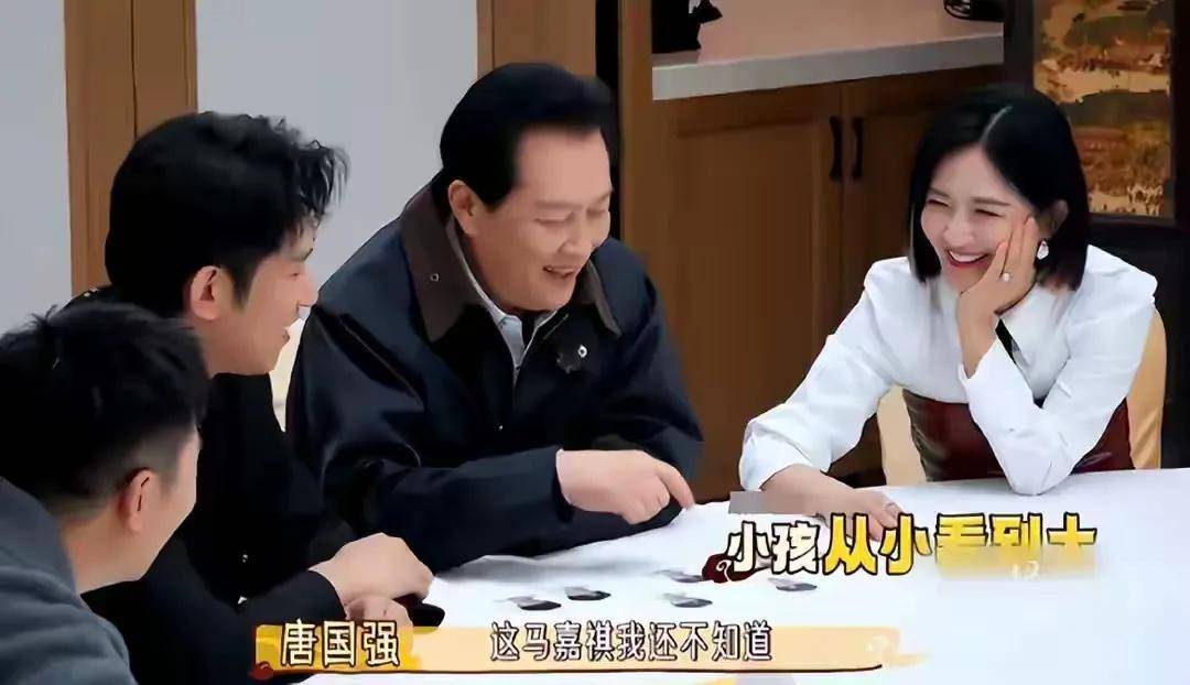 原创            73岁唐国强综艺装疯卖傻？别骂他掉价，看看他家里俩儿子就懂了！
