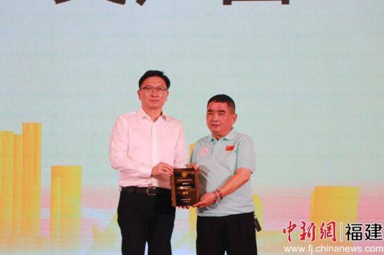 晋江市建材陶瓷行业协会换届 吴声团连任会长