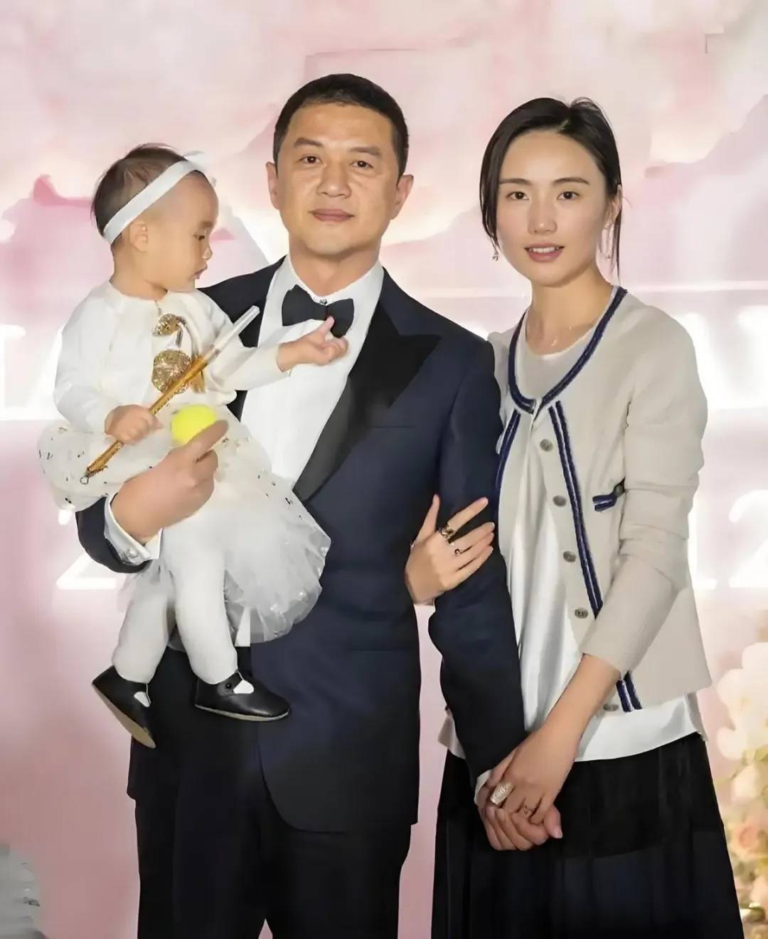 原创            海哈金喜重庆看马球，3岁夏夏满脸疲惫像李亚鹏，网友点评太犀利