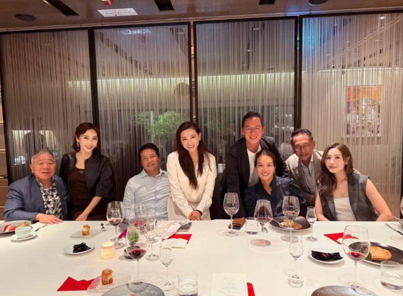 原创            李嘉欣黎姿携老公聚餐，两大豪门夫妻甘愿镶边，C位是郭晶晶闺蜜