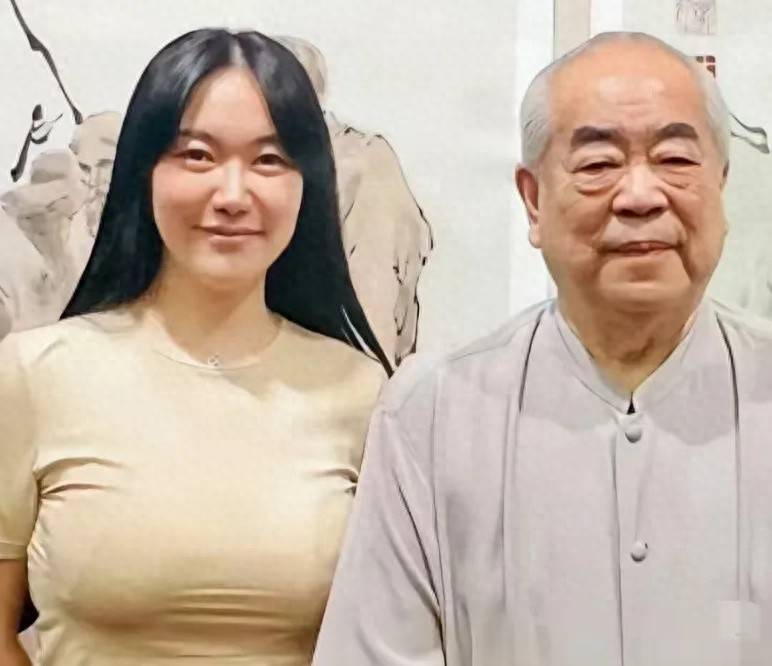 范曾疑将迎来天大喜讯，旗下直播间疯狂割韭菜，女画家为他辩护