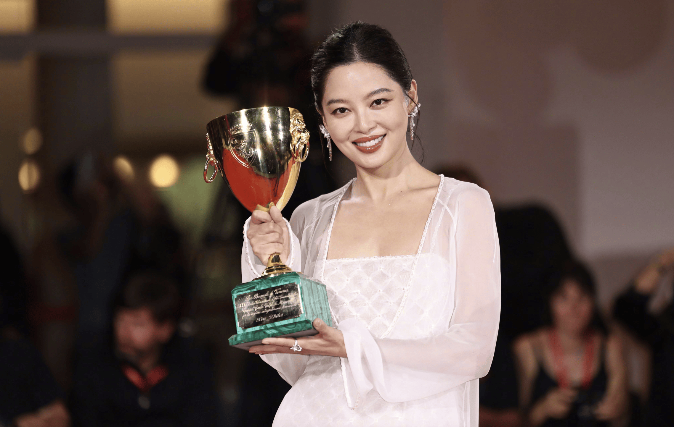 辛芷蕾夺威尼斯影后代价：和前公司对簿公堂，18年打拼血泪史