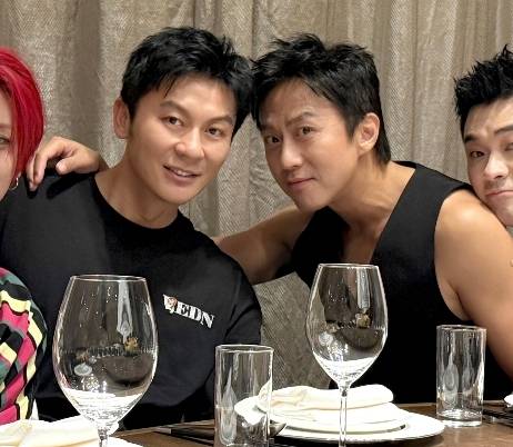 李晨晒鹿晗演唱会后聚餐合照，同龄邓超状态最老，陈赫越来越娘气