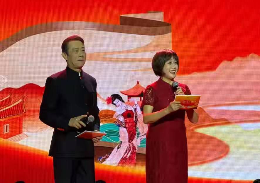 原创            原央视主持人汪文华14年后再操旧业，引发网友怀念《曲苑杂坛》潮