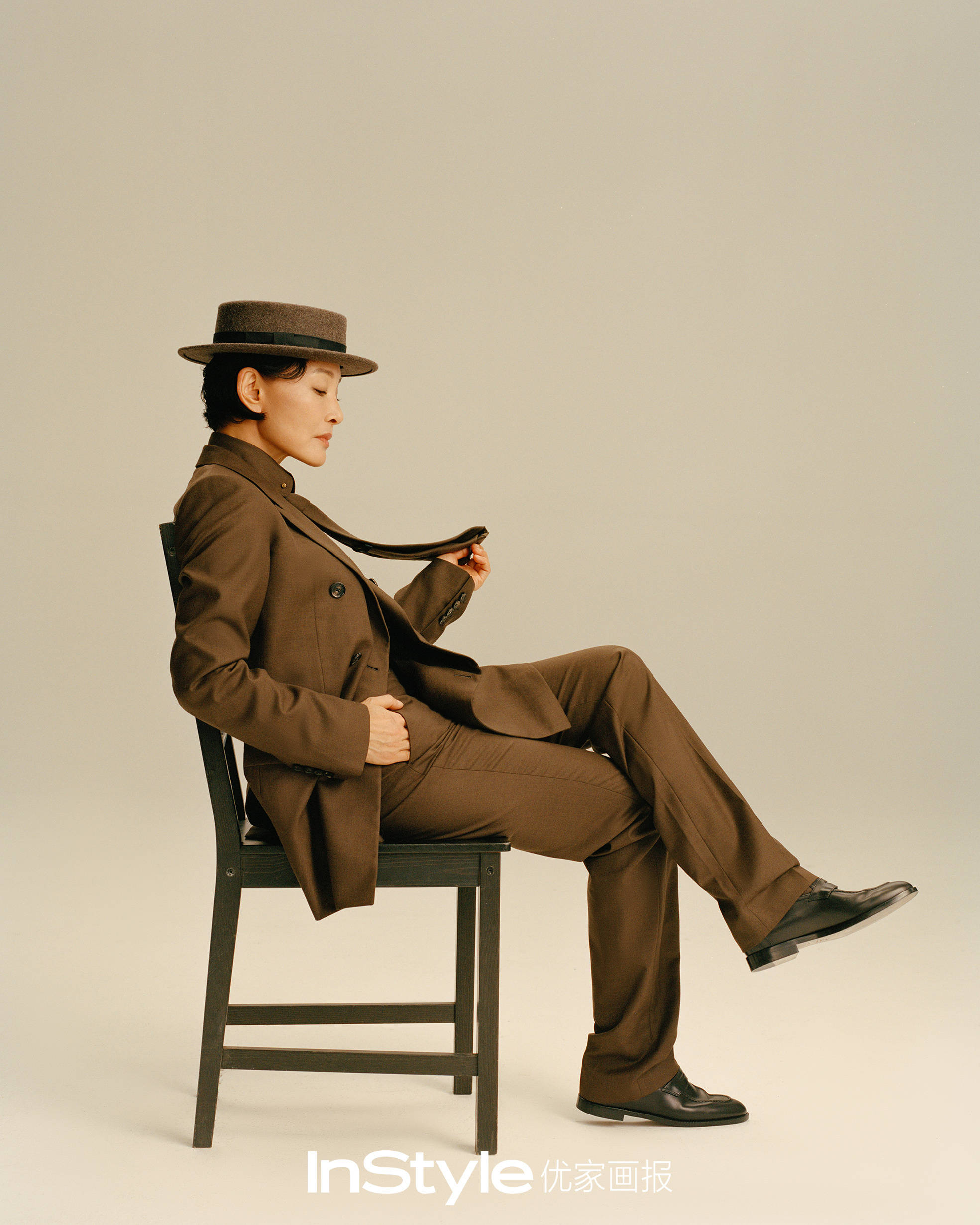 陈冲与女儿穿同款条纹上衣 母女俩同款姿势颜值高